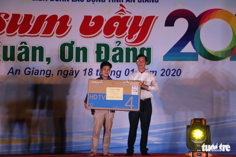 Trao tặng 220 suất quà cho công nhân trong đêm Tết sum vầy 2020 - Ảnh 3. Trao tặng 220 suất quà cho công nhân trong đêm Tết sum vầy 2020 - Ảnh 3.