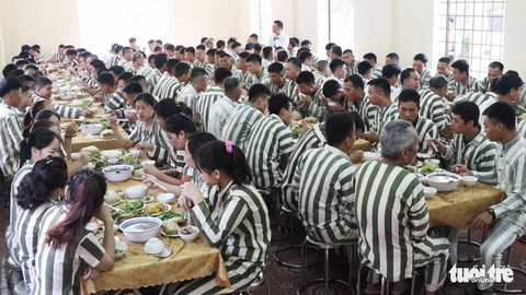 Bữa cơm tất niên ở trại giam - Ảnh 6. Bữa cơm tất niên ở trại giam - Ảnh 6.