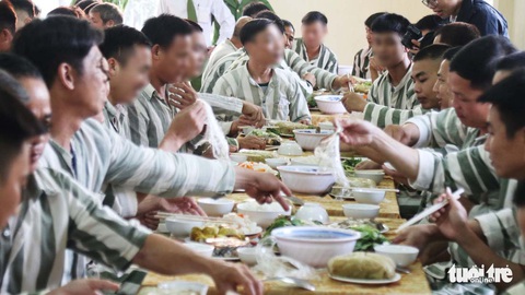 Bữa cơm tất niên ở trại giam - Ảnh 1. Bữa cơm tất niên ở trại giam - Ảnh 1.