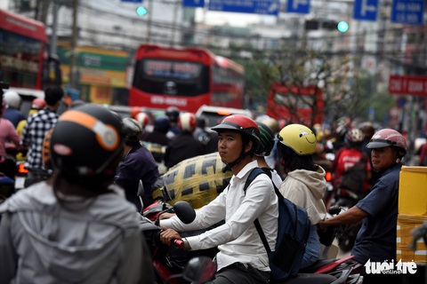 Bắt đầu cuộc Xuân vận... nhích từng chút một - Ảnh 5. Bắt đầu cuộc Xuân vận... nhích từng chút một - Ảnh 5.