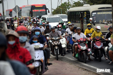 Bắt đầu cuộc Xuân vận... nhích từng chút một - Ảnh 7. Bắt đầu cuộc Xuân vận... nhích từng chút một - Ảnh 7.
