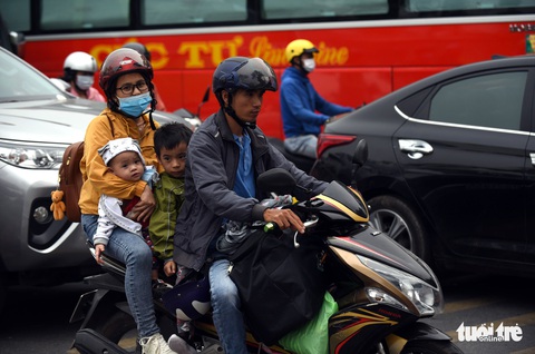 Bắt đầu cuộc Xuân vận... nhích từng chút một - Ảnh 8. Bắt đầu cuộc Xuân vận... nhích từng chút một - Ảnh 8.