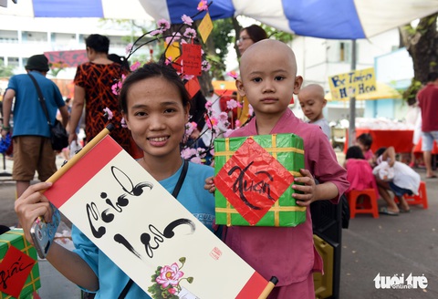 San sẻ Xuân yêu thương ở bệnh viện ung bướu - Ảnh 6. San sẻ Xuân yêu thương ở bệnh viện ung bướu - Ảnh 6.
