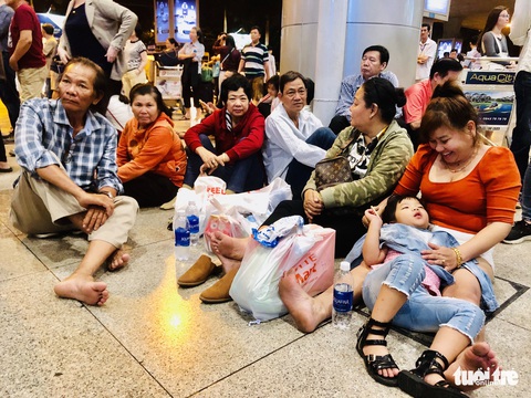 Đón Việt kiều, Tân Sơn Nhất như sân picnic lúc... 0h - Ảnh 1. Đón Việt kiều, Tân Sơn Nhất như sân picnic lúc... 0h - Ảnh 1.