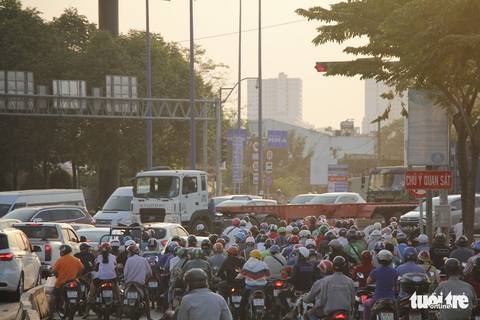Bắt đầu cuộc Xuân vận... nhích từng chút một - Ảnh 11. Bắt đầu cuộc Xuân vận... nhích từng chút một - Ảnh 11.