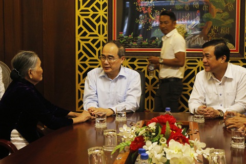 Bí thư Nguyễn Thiện Nhân trao quà tết ở Quảng Nam - Ảnh 2. Bí thư Nguyễn Thiện Nhân trao quà tết ở Quảng Nam - Ảnh 2.