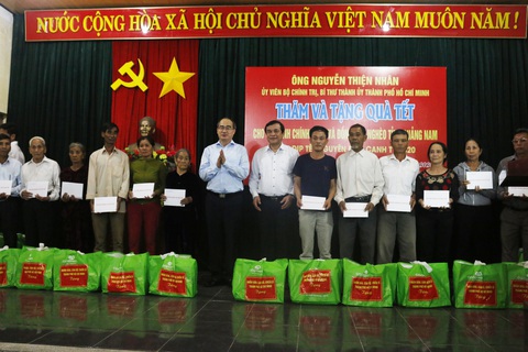 Bí thư Nguyễn Thiện Nhân trao quà tết ở Quảng Nam - Ảnh 3. Bí thư Nguyễn Thiện Nhân trao quà tết ở Quảng Nam - Ảnh 3.