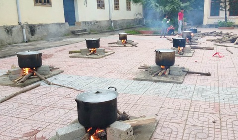 Sân trường đỏ lửa nấu bánh chưng tặng bạn nghèo - Ảnh 2. Sân trường đỏ lửa nấu bánh chưng tặng bạn nghèo - Ảnh 2.