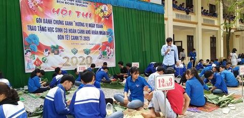 Sân trường đỏ lửa nấu bánh chưng tặng bạn nghèo - Ảnh 1. Sân trường đỏ lửa nấu bánh chưng tặng bạn nghèo - Ảnh 1.