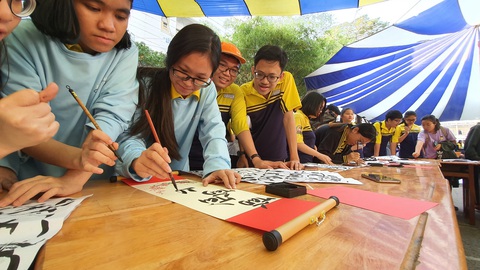 Học sinh bất ngờ khi học làm mâm cỗ tết - Ảnh 4. Học sinh bất ngờ khi học làm mâm cỗ tết - Ảnh 4.