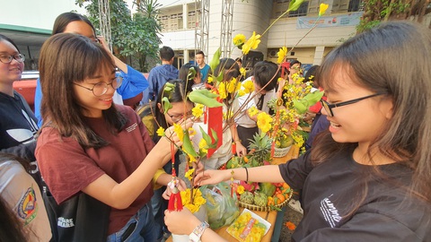 Học sinh bất ngờ khi học làm mâm cỗ tết - Ảnh 3. Học sinh bất ngờ khi học làm mâm cỗ tết - Ảnh 3.