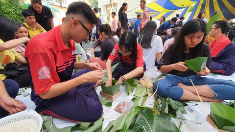 Học sinh bất ngờ khi học làm mâm cỗ tết - Ảnh 5. Học sinh bất ngờ khi học làm mâm cỗ tết - Ảnh 5.