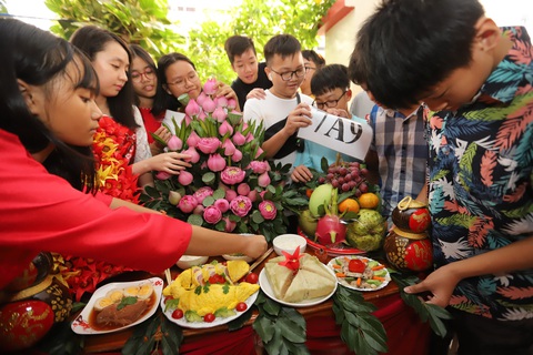 Học sinh bất ngờ khi học làm mâm cỗ tết - Ảnh 1. Học sinh bất ngờ khi học làm mâm cỗ tết - Ảnh 1.