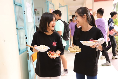Học sinh bất ngờ khi học làm mâm cỗ tết - Ảnh 2. Học sinh bất ngờ khi học làm mâm cỗ tết - Ảnh 2.
