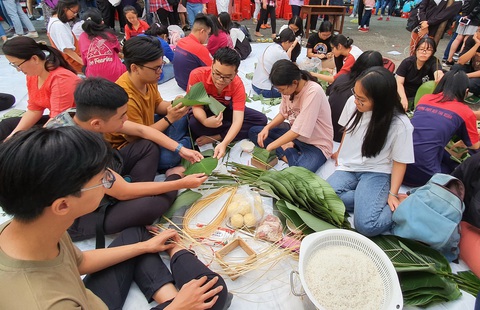 Sân trường đỏ lửa nấu bánh chưng tặng bạn nghèo - Ảnh 3. Sân trường đỏ lửa nấu bánh chưng tặng bạn nghèo - Ảnh 3.