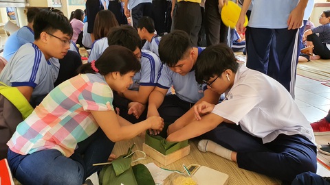 Sân trường đỏ lửa nấu bánh chưng tặng bạn nghèo - Ảnh 4. Sân trường đỏ lửa nấu bánh chưng tặng bạn nghèo - Ảnh 4.
