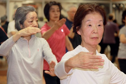 Những cụ già trăm tuổi lưng còng chống gậy đi... tập gym - Ảnh 2. Những cụ già trăm tuổi lưng còng chống gậy đi... tập gym - Ảnh 2.