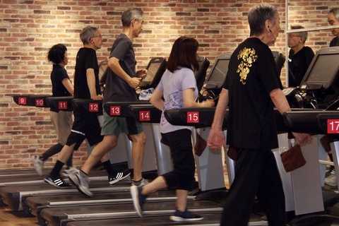 Những cụ già trăm tuổi lưng còng chống gậy đi... tập gym - Ảnh 3. Những cụ già trăm tuổi lưng còng chống gậy đi... tập gym - Ảnh 3.