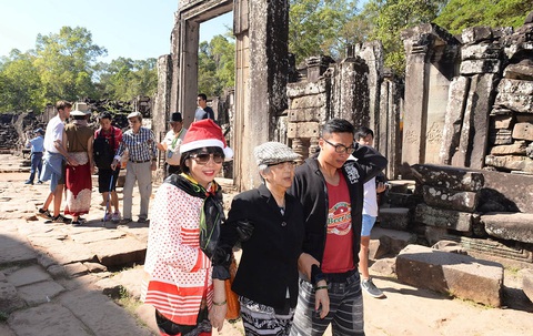 Đưa ba mẹ đi thưởng xuân - Ảnh 1. Đưa ba mẹ đi thưởng xuân - Ảnh 1.