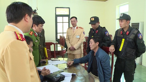 Tạm giữ 2 nghi phạm vận chuyển 10 bánh heroin, 4kg ma túy đá - Ảnh 1. Tạm giữ 2 nghi phạm vận chuyển 10 bánh heroin, 4kg ma túy đá - Ảnh 1.