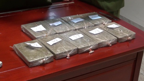 Tạm giữ 2 nghi phạm vận chuyển 10 bánh heroin, 4kg ma túy đá - Ảnh 3. Tạm giữ 2 nghi phạm vận chuyển 10 bánh heroin, 4kg ma túy đá - Ảnh 3.