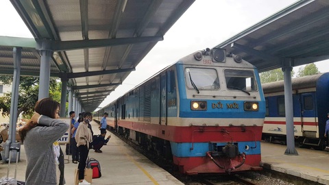 Trưởng tàu nhường chỗ nghỉ cho hai hành khách đi tàu SE4 trùng vé - Ảnh 1. Trưởng tàu nhường chỗ nghỉ cho hai hành khách đi tàu SE4 trùng vé - Ảnh 1.