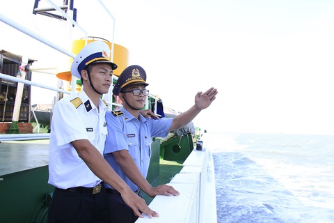 Anh lái tàu tiễn em ra biển quê hương - Ảnh 1. Anh lái tàu tiễn em ra biển quê hương - Ảnh 1.