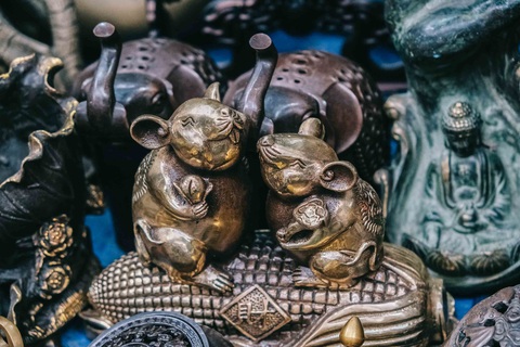 Độc đáo chợ đồ cổ mỗi năm họp một lần tại Hà Nội - Ảnh 1. Độc đáo chợ đồ cổ mỗi năm họp một lần tại Hà Nội - Ảnh 1.