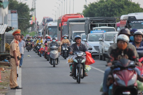 Xả trạm, các ngả đường về miền Tây vẫn kẹt cứng chiều 25 tết - Ảnh 5. Xả trạm, các ngả đường về miền Tây vẫn kẹt cứng chiều 25 tết - Ảnh 5.