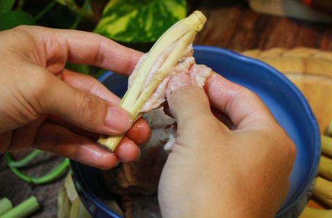 Chạo tôm đèn lồng thơm nồng trong tiệc gia đình ngày tết - Ảnh 4. Chạo tôm đèn lồng thơm nồng trong tiệc gia đình ngày tết - Ảnh 4.