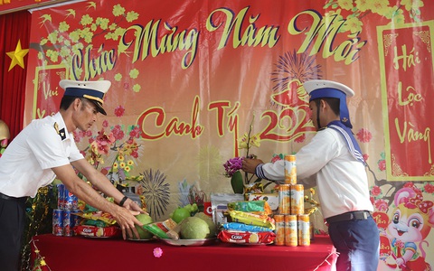 Anh lái tàu tiễn em ra biển quê hương - Ảnh 3. Anh lái tàu tiễn em ra biển quê hương - Ảnh 3.