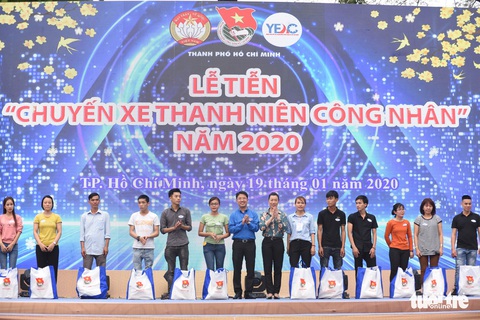 Chuyến xe thanh niên công nhân lăn bánh chở theo niềm vui hội ngộ - Ảnh 2. Chuyến xe thanh niên công nhân lăn bánh chở theo niềm vui hội ngộ - Ảnh 2.