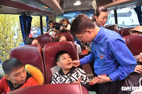 Chuyến xe thanh niên công nhân lăn bánh chở theo niềm vui hội ngộ - Ảnh 4. Chuyến xe thanh niên công nhân lăn bánh chở theo niềm vui hội ngộ - Ảnh 4.