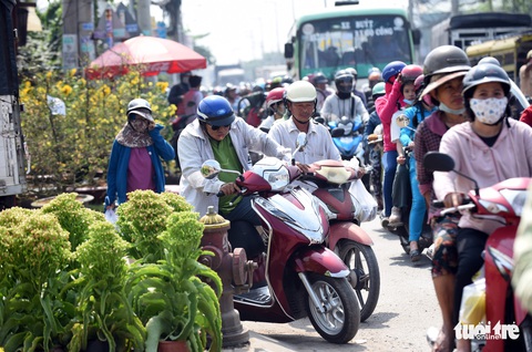 Cửa ngõ TP.HCM về miền Tây kẹt xe từ mờ sáng tới trưa 19-1 - Ảnh 4. Cửa ngõ TP.HCM về miền Tây kẹt xe từ mờ sáng tới trưa 19-1 - Ảnh 4.