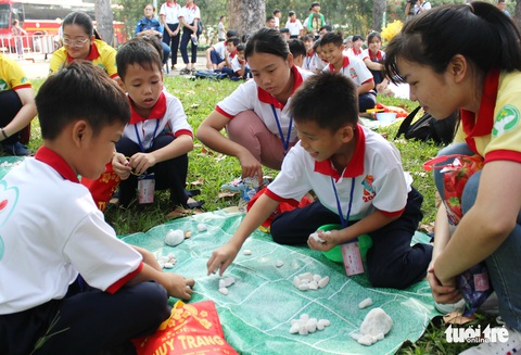 Lần đầu con được tự lựa giày mà không phải trả tiền, vui quá xá - Ảnh 6. Lần đầu con được tự lựa giày mà không phải trả tiền, vui quá xá - Ảnh 6.