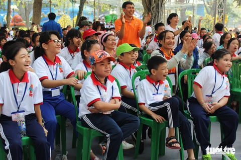 Lần đầu con được tự lựa giày mà không phải trả tiền, vui quá xá - Ảnh 1. Lần đầu con được tự lựa giày mà không phải trả tiền, vui quá xá - Ảnh 1.