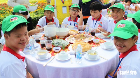 Lần đầu con được tự lựa giày mà không phải trả tiền, vui quá xá - Ảnh 5. Lần đầu con được tự lựa giày mà không phải trả tiền, vui quá xá - Ảnh 5.