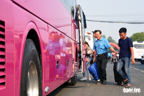 Đồng Nai: Hơn 200 chuyến xe miễn phí đưa công nhân về quê đón tết - Ảnh 2. Đồng Nai: Hơn 200 chuyến xe miễn phí đưa công nhân về quê đón tết - Ảnh 2.