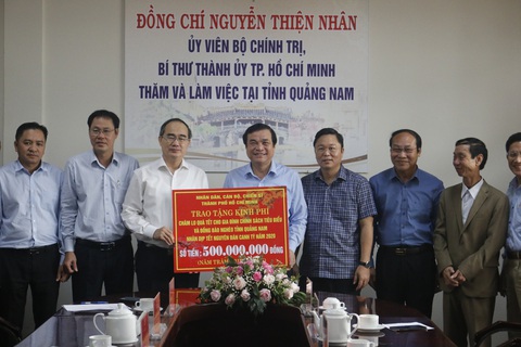 TP.HCM tặng 500 triệu đồng hỗ trợ dân nghèo Quảng Nam ăn tết - Ảnh 1. TP.HCM tặng 500 triệu đồng hỗ trợ dân nghèo Quảng Nam ăn tết - Ảnh 1.