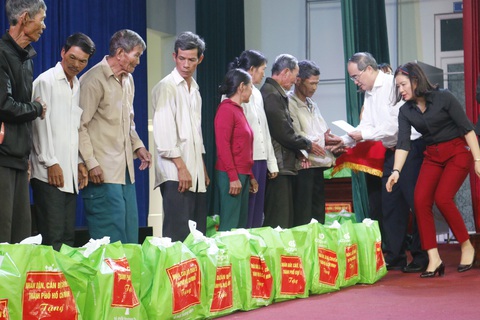 TP.HCM tặng 500 triệu đồng hỗ trợ dân nghèo Quảng Nam ăn tết - Ảnh 2. TP.HCM tặng 500 triệu đồng hỗ trợ dân nghèo Quảng Nam ăn tết - Ảnh 2.