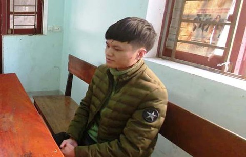 Bị dí dao vào cổ, nhân viên cây xăng vẫn bình tĩnh quật ngã tên cướp - Ảnh 2. Bị dí dao vào cổ, nhân viên cây xăng vẫn bình tĩnh quật ngã tên cướp - Ảnh 2.
