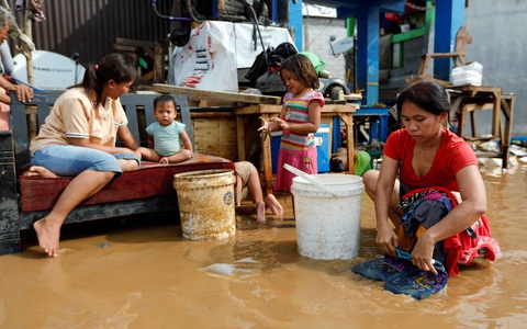 Mạng xã hội ngày đầu năm ở Jakarta ngập tràn lời kêu cứu - Ảnh 1. Mạng xã hội ngày đầu năm ở Jakarta ngập tràn lời kêu cứu - Ảnh 1.