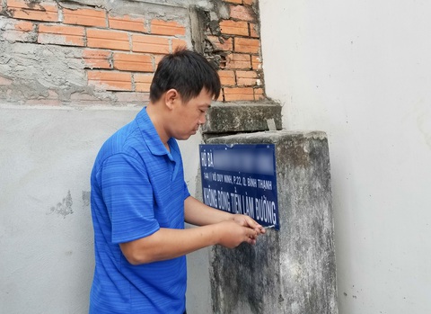Bị bêu tên đầu hẻm vì không đóng tiền làm đường - Ảnh 2. Bị bêu tên đầu hẻm vì không đóng tiền làm đường - Ảnh 2.