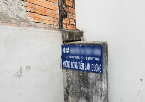 Bị bêu tên đầu hẻm vì không đóng tiền làm đường - Ảnh 1. Bị bêu tên đầu hẻm vì không đóng tiền làm đường - Ảnh 1.