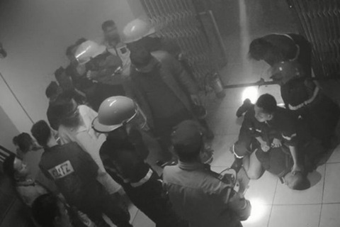 Khởi tố người đốt bệnh viện, đánh nữ điều dưỡng mang thai vì bị nhắc không hút thuốc - Ảnh 1. Khởi tố người đốt bệnh viện, đánh nữ điều dưỡng mang thai vì bị nhắc không hút thuốc - Ảnh 1.
