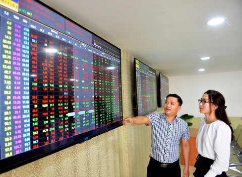 Sắc xanh lan tỏa khắp các sàn, VN-Index chào năm mới tăng gần 6 điểm - Ảnh 1. Sắc xanh lan tỏa khắp các sàn, VN-Index chào năm mới tăng gần 6 điểm - Ảnh 1.
