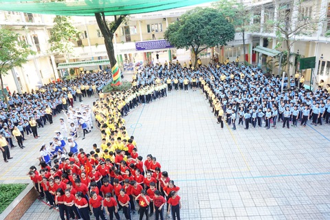 Học sinh hào hứng múa hát Việt Nam ơi sau khi thi học kỳ - Ảnh 2. Học sinh hào hứng múa hát Việt Nam ơi sau khi thi học kỳ - Ảnh 2.