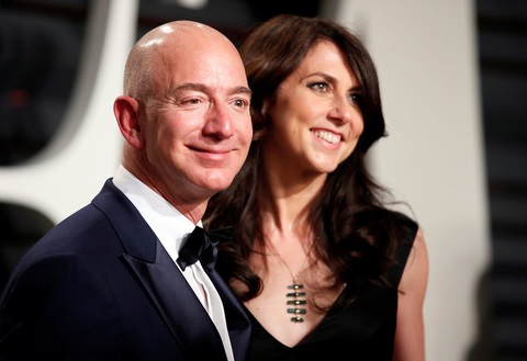 Mất 10 tỉ USD một năm, Jeff Bezos vẫn là người giàu nhất thế giới - Ảnh 1. Mất 10 tỉ USD một năm, Jeff Bezos vẫn là người giàu nhất thế giới - Ảnh 1.
