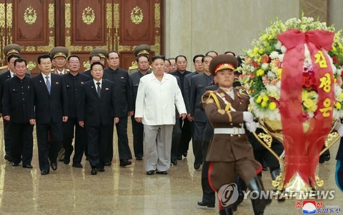 Lãnh đạo Triều Tiên Kim Jong Un (áo trắng) đến viếng Cung điện Mặt trời Kumsusan hồi tháng 10-2019 - Ảnh: KCNA Lãnh đạo Triều Tiên Kim Jong Un (áo trắng) đến viếng Cung điện Mặt trời Kumsusan hồi tháng 10-2019 - Ảnh: KCNA