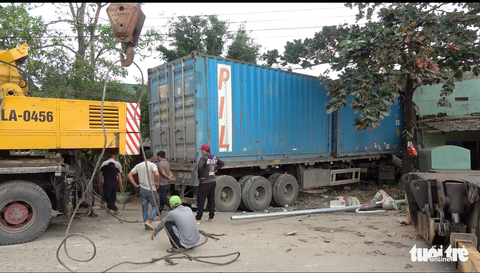 Xe container tông sập 2 nhà dân, tài xế tử vong trong cabin - Ảnh 2. Xe container tông sập 2 nhà dân, tài xế tử vong trong cabin - Ảnh 2.